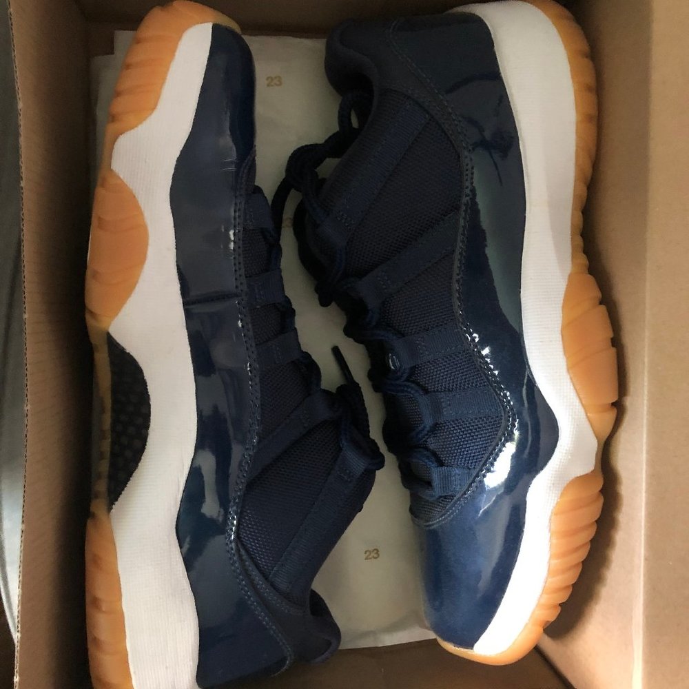Jordan 11 Low "Navy Gum" Size 9